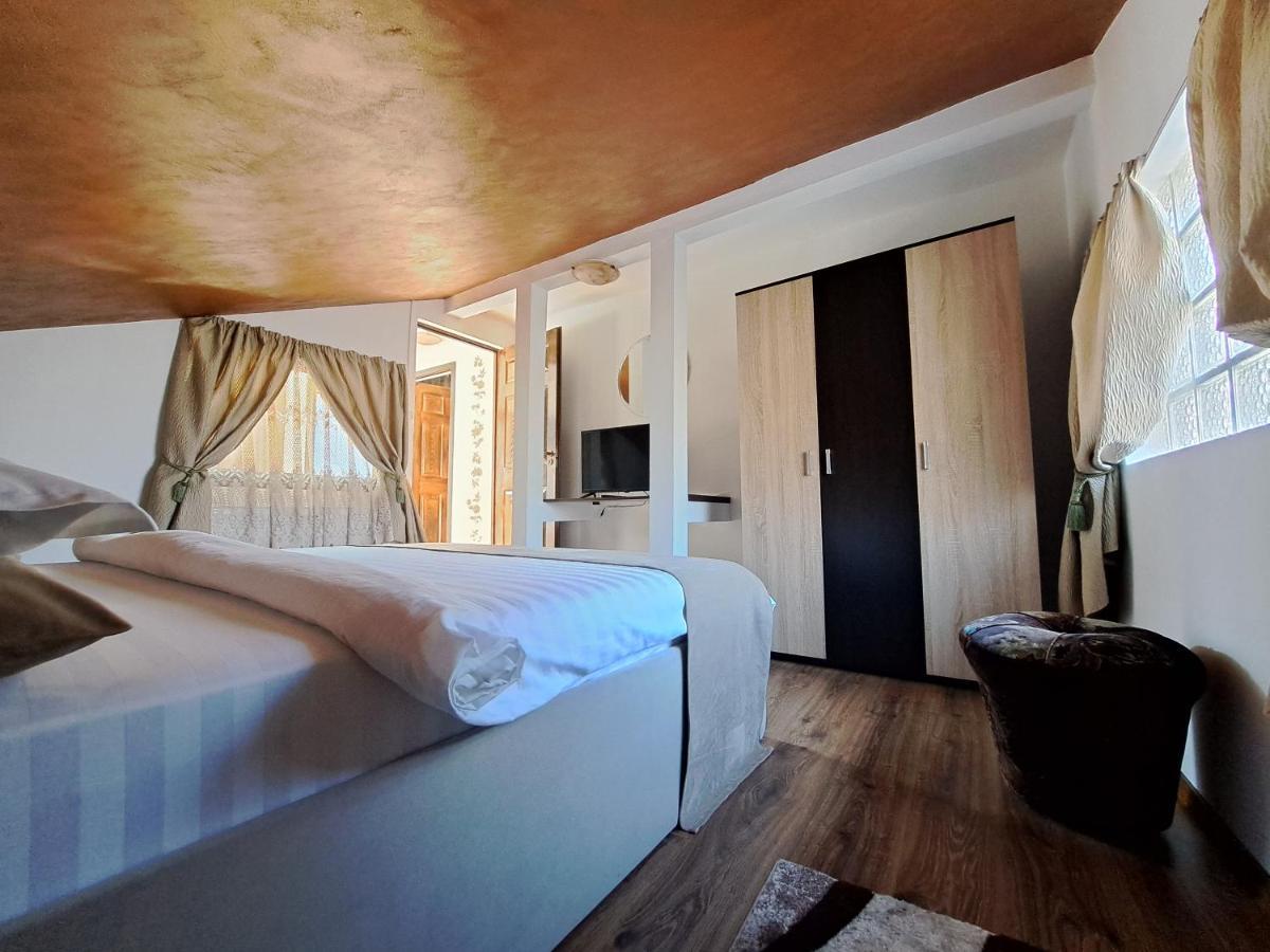 Shelby Accommodation -Adult Only- Сіная Екстер'єр фото
