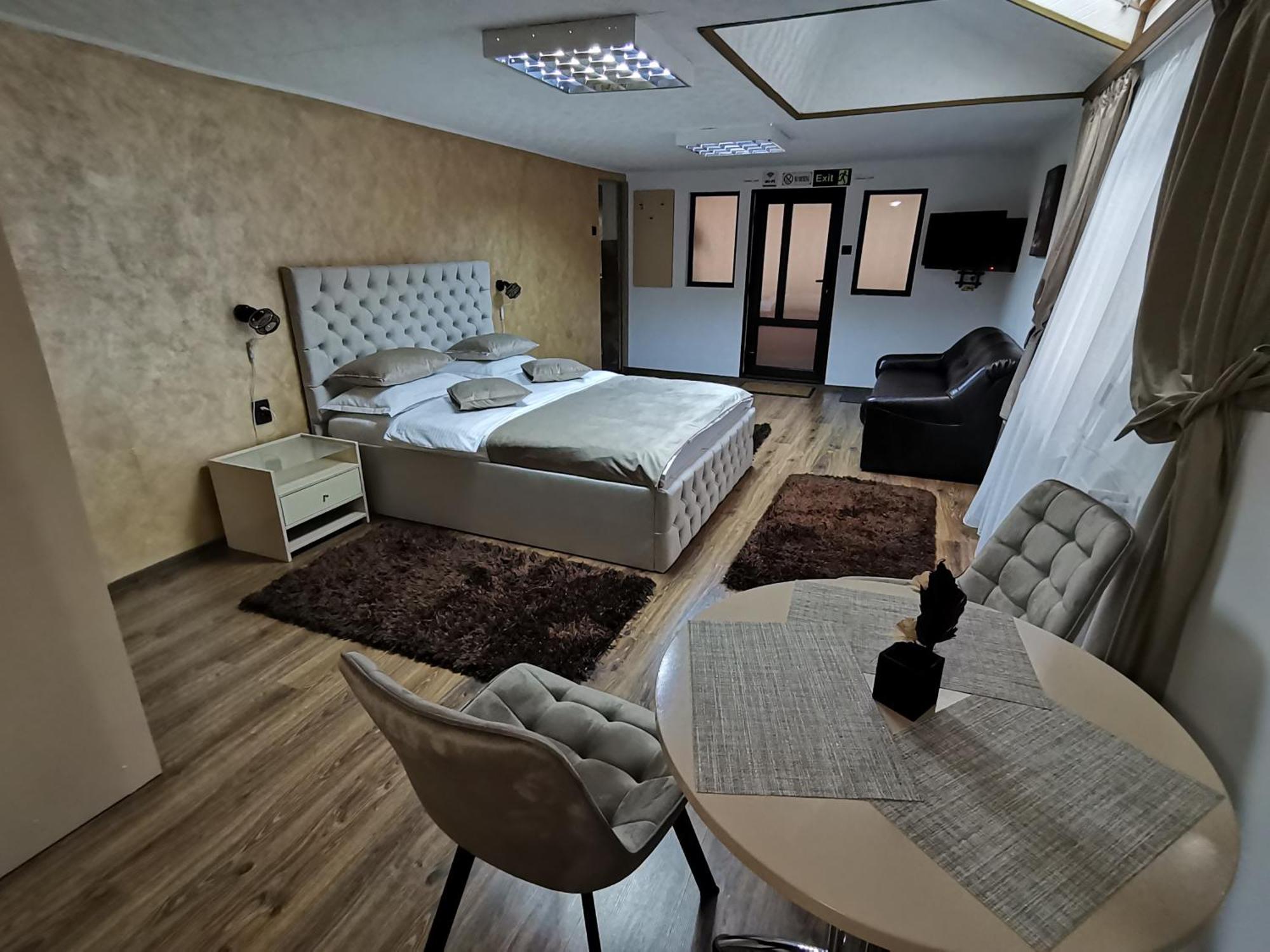 Shelby Accommodation -Adult Only- Сіная Екстер'єр фото